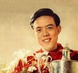 1968年6月20日，一个年轻人被路人发现自缢于北京龙潭湖边一养鸭场旁的树下。经