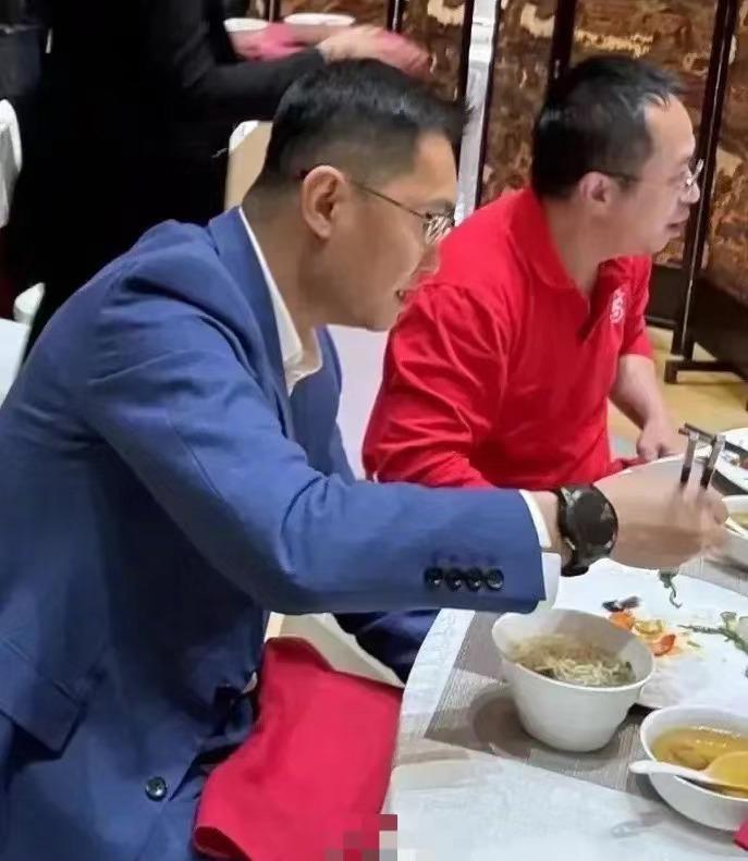 不知不觉，互联网30周年晚宴都已经落下帷幕了！马化腾和周鸿祎坐在一起吃饭，马化腾