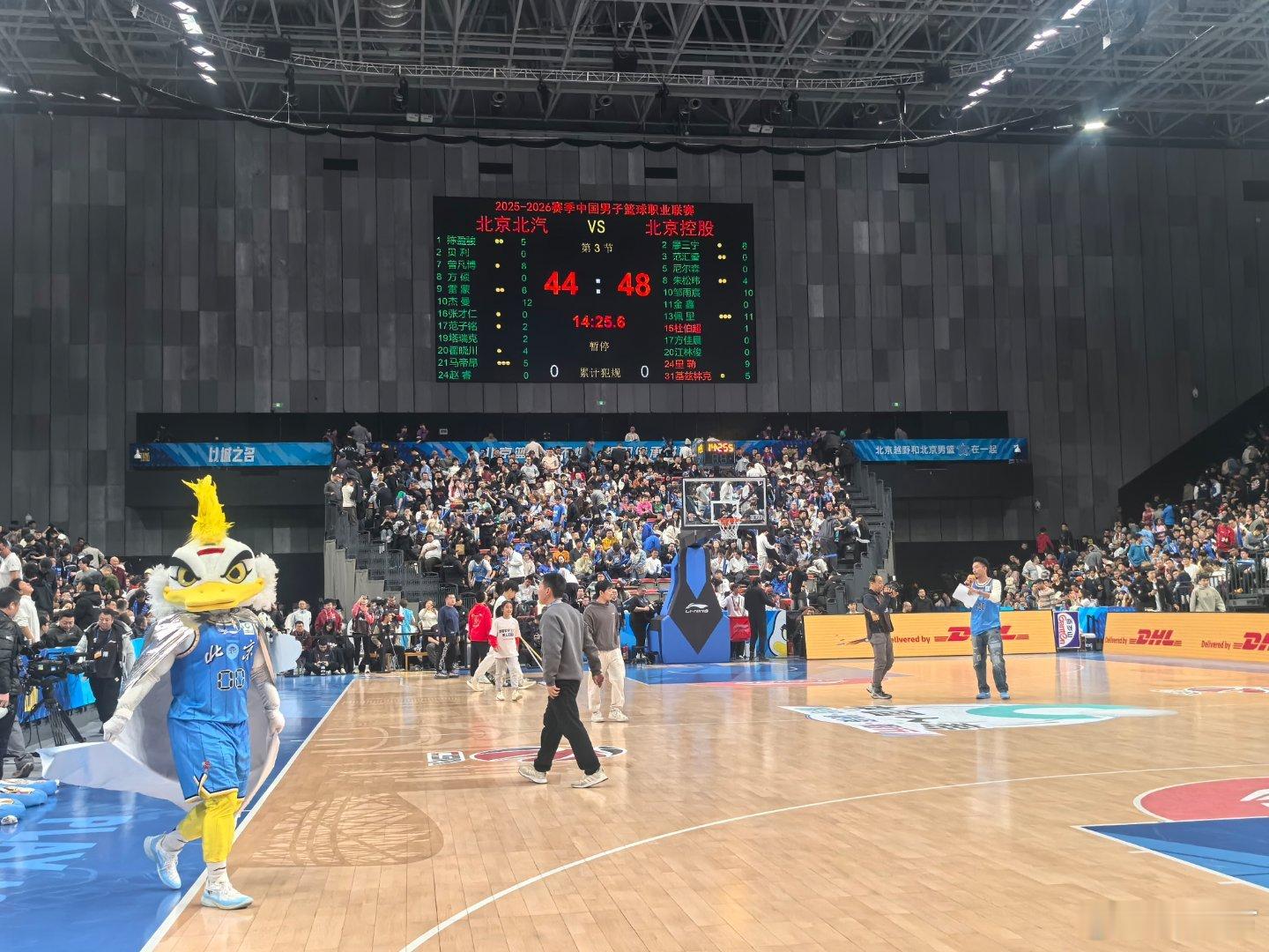 北京男篮vs北控男篮 北控是个优先往里打的球队，外线效率很一般，上半场他们的长板