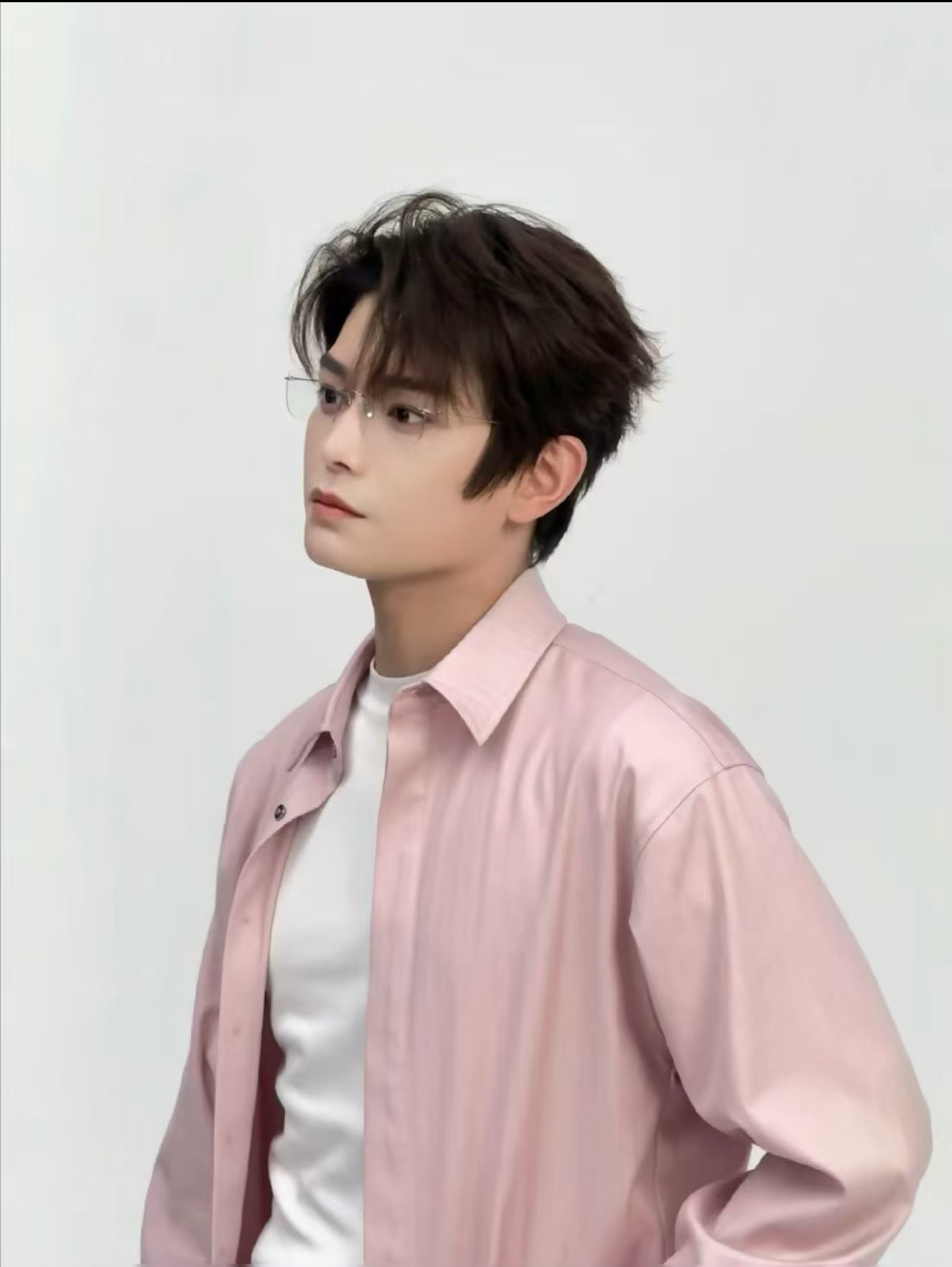 我的手自己就粘上去了