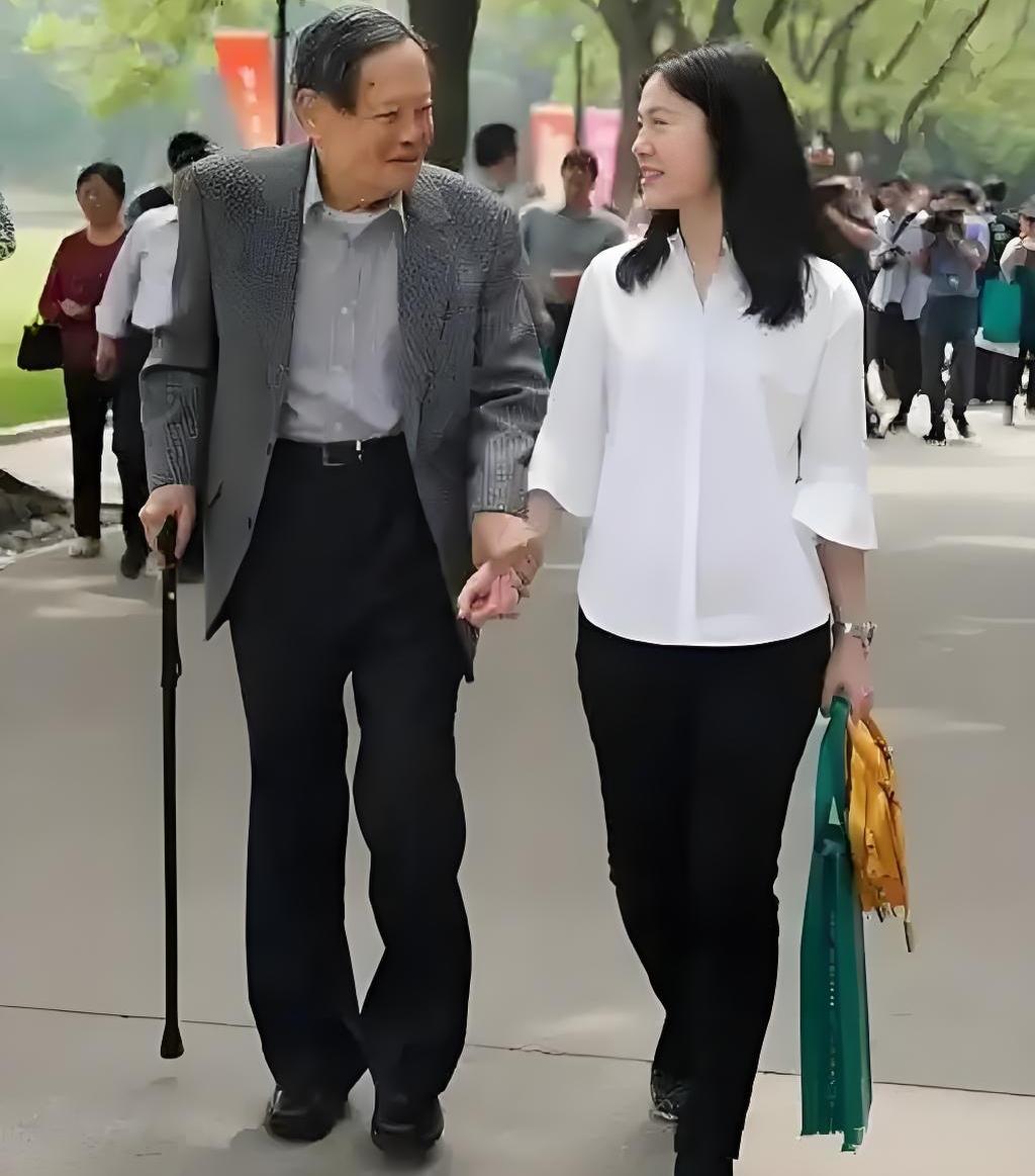 杨振宁先生的百年人生，大抵是圆满的吧。走过103载春秋，又与翁帆相守21年，这份