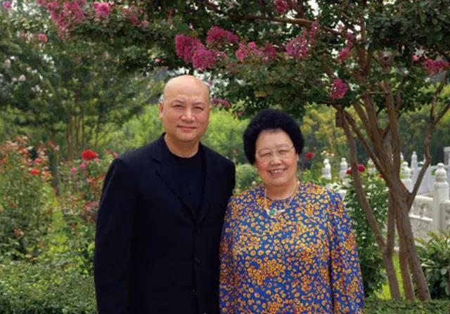 一天晚上，迟重瑞试探地问陈丽华：“董事长，我们能要个孩子吗？”不料陈丽华脸色一变