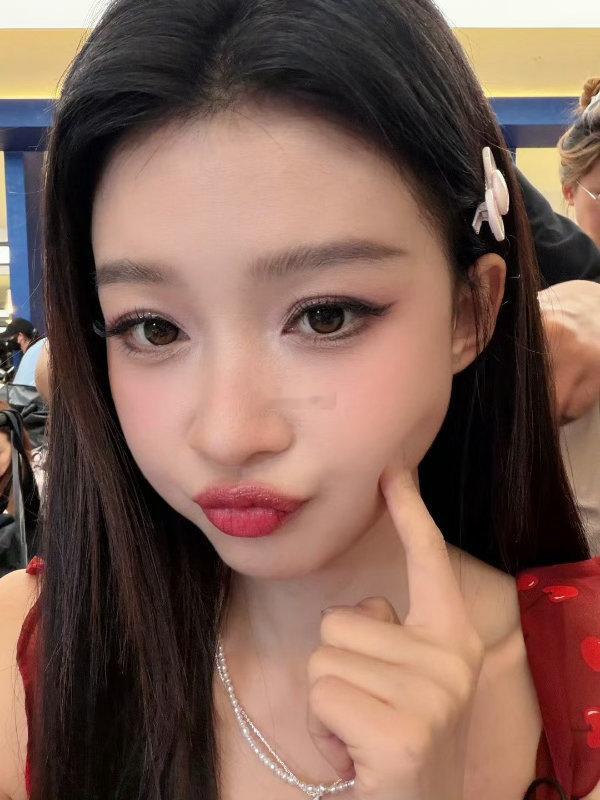 孙怡什么时候才能原谅现偶晚风轻拂，红裙摇曳，孙怡眉眼间全是温柔氛围感。细数她的现