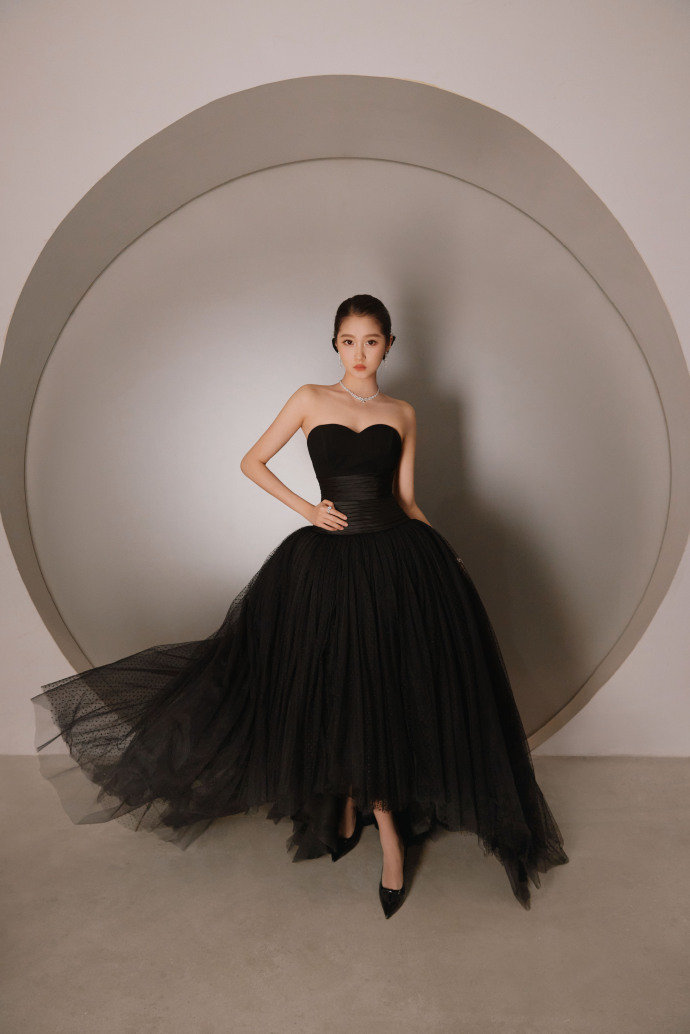 关晓彤复古女爵暗夜骑士 关晓彤礼帽黑裙allblack 关晓彤复古女爵暗夜骑士，