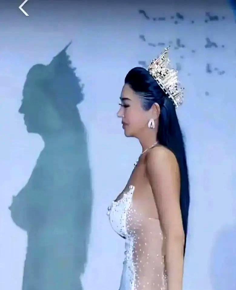 一线红毯杀疯了！
 

某女星白纱裙直接开叉到肋骨，网友辣评：露了3厘米，心脏先