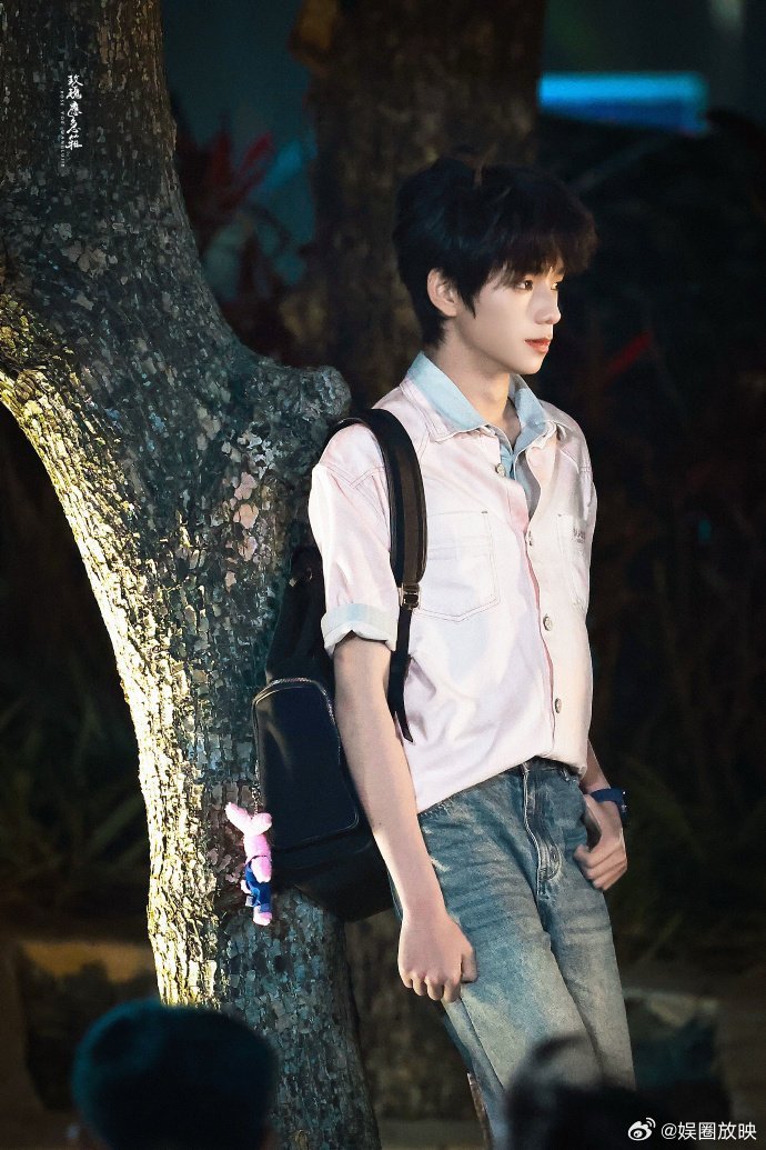 王橹杰粉娇你几王橹杰跟粉色系适配度直接拉满！冷脸造型撞上软萌粉调，反差感简直鲨疯