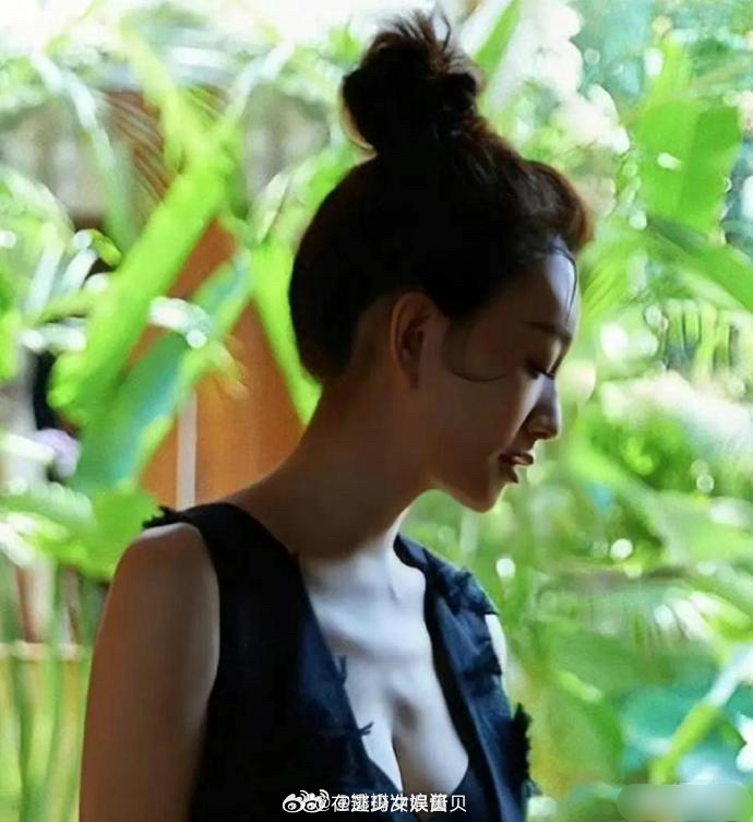 李小冉是怎么做到皮包骨了还有胸的 