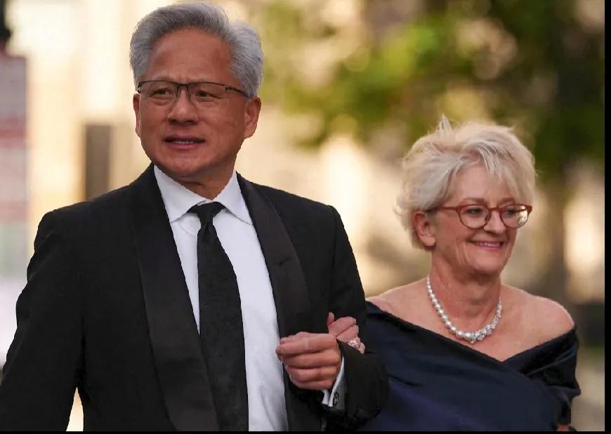 同样头顶一头白发，黄仁勋给人的感觉是鹤发童颜，她妻子则显得很苍老，夫妻两人像是两
