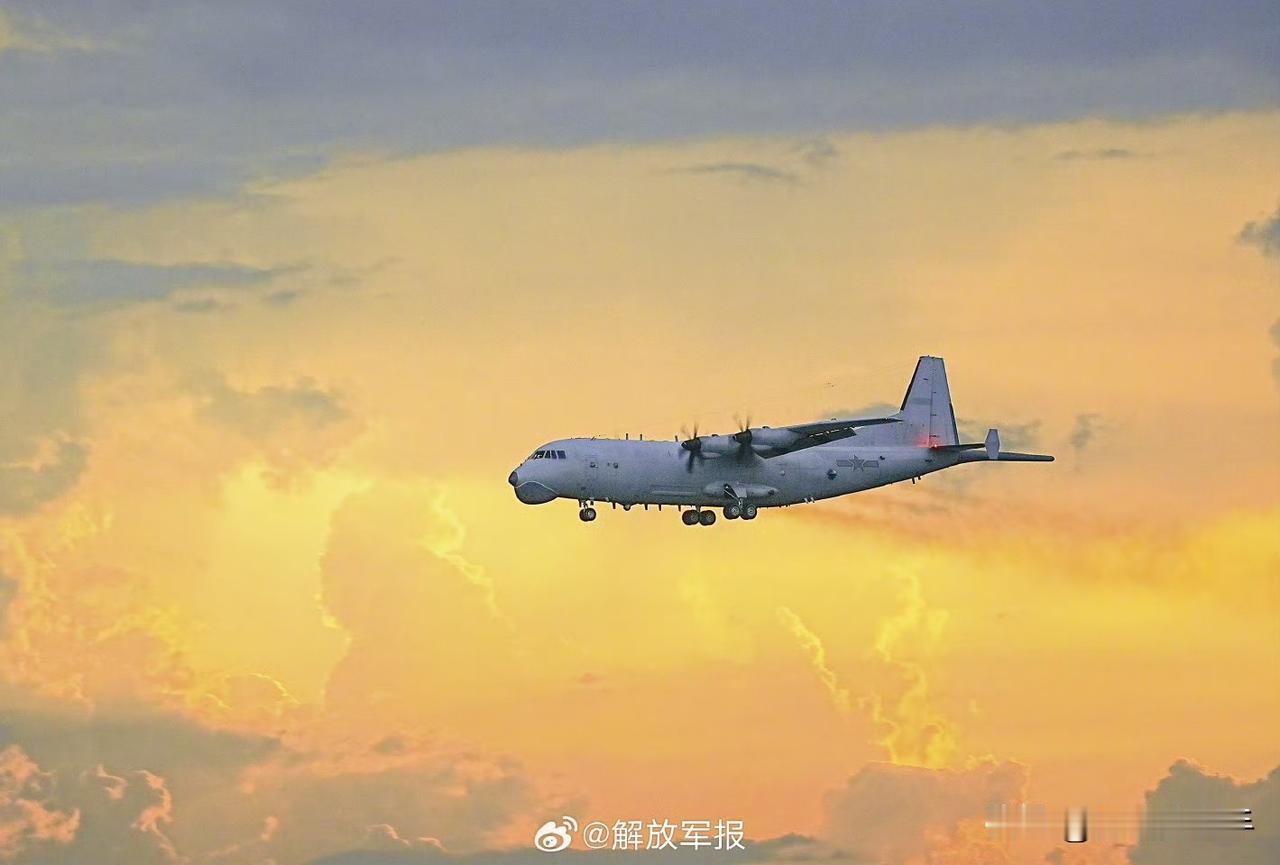 运八反潜巡逻机，在训练中空投自导反潜深弹照片首次曝光。这种低成本的反潜武器，是昂