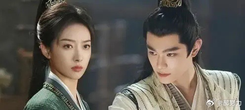 《山河枕》坏在选角，虽然男帅女美，但根本没cp感，年龄相差太大的感觉，磕不起来。