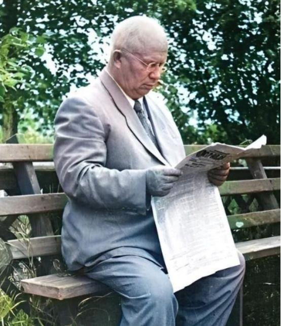 1964年，被迫“退休”后的赫鲁晓夫在莫斯科郊外一所别墅内过起了闲云野鹤的生活，