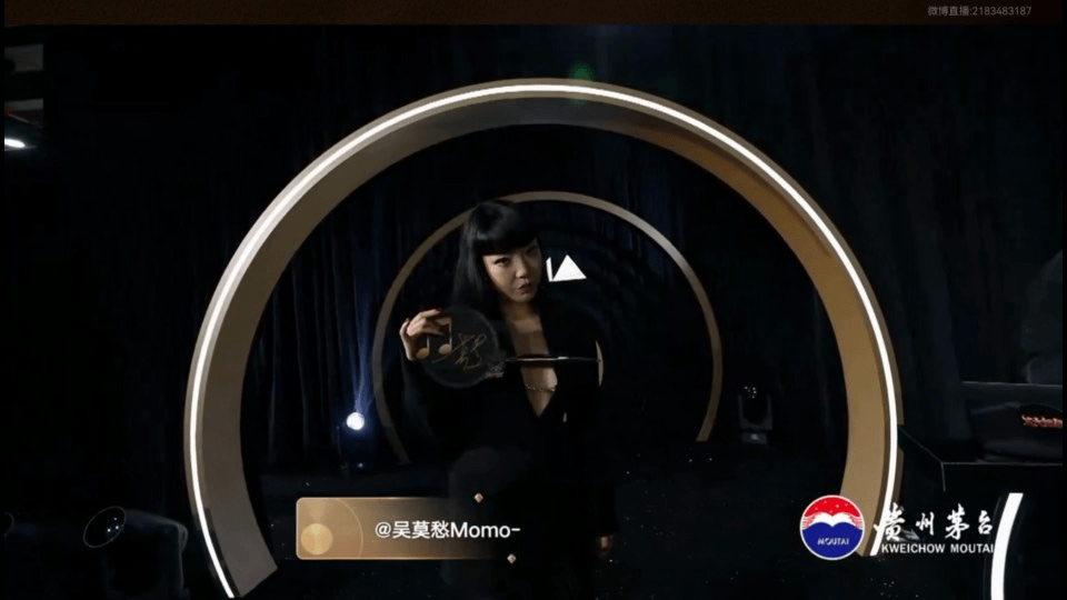 吴莫愁风格大变吴莫愁今天是致命女人吴莫愁风格大变太吸睛，一身深V黑色礼裙亮相，冷