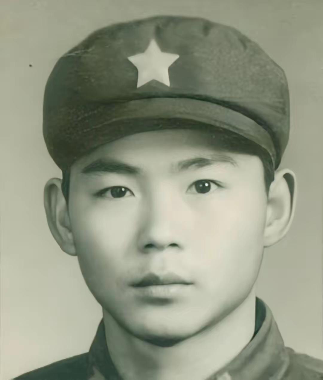 四川知青谢志熙，1976年入伍，当了排长还改不掉一身野性。行军途中砍过越南人的甘