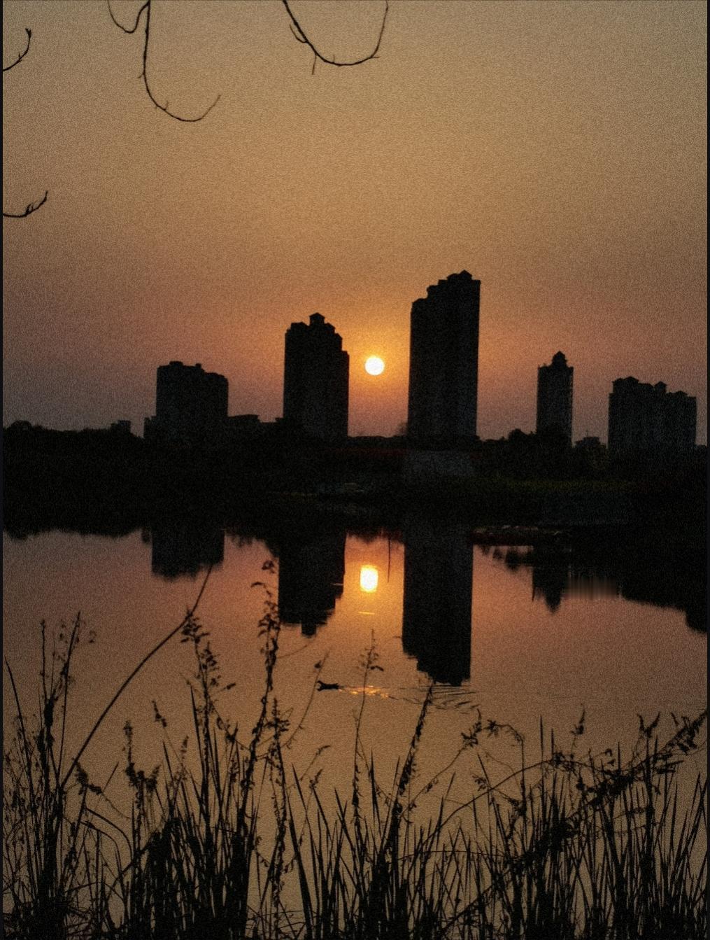 今晚借着9意，
亲了大美女一口。
幸好我是个女的，
要是个男的，
也好色不得了。