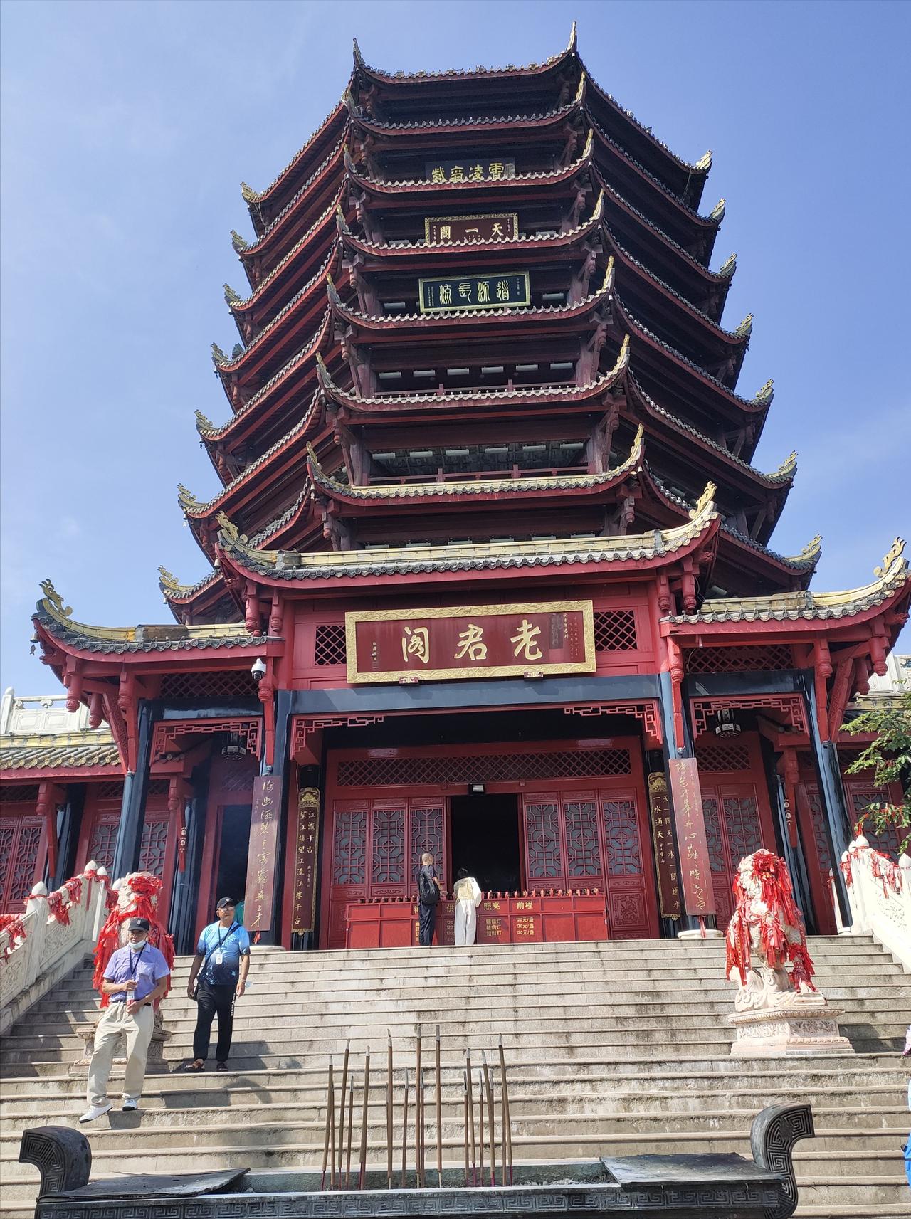 新加坡《联合早报》评论员沈泽玮，因为公开批评电影《给阿嫲的情书》是"统战工具"，