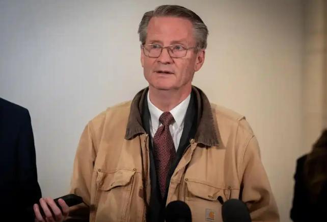 美国议员突然爆猛料，他手里的外星相关机密要是全公开，美国人得整夜睡不着，社会也得