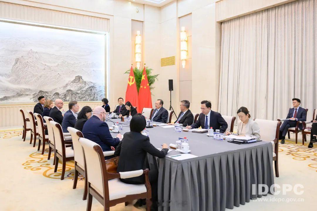 刘建超会见美国驻华大使伯恩斯今天，对外联络部部长刘建超应约会见美国驻华大使伯恩斯