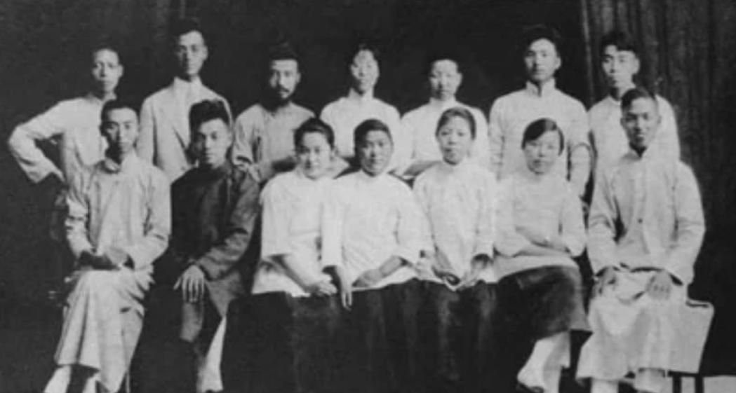 1955年，周恩来请初恋女友吃饭，邓颖超得知后却责怪：为何不合张影

麻烦各位读