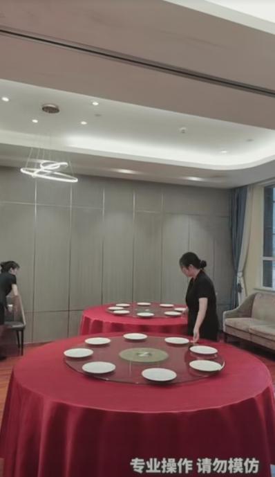 “火到人民日报了！”陕西西安，一饭店女员工利用空闲的时间既不刷手机，也不干活拖地