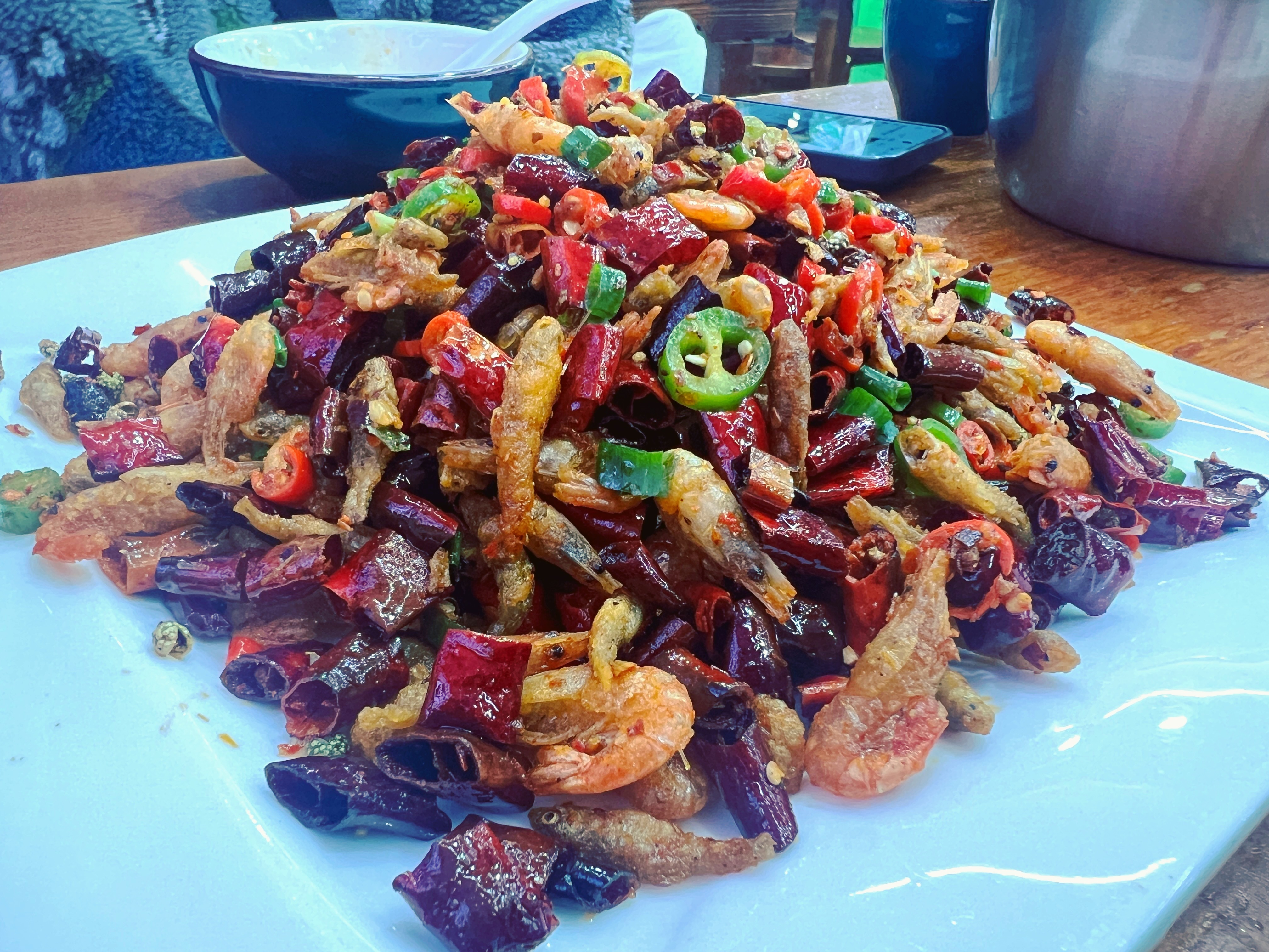 这道小鱼小虾，又麻又辣，相当下饭，好吃