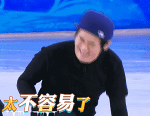 男子地铁被诬偷拍3次脱鞋证清白这大哥也太不容易了，被诬陷偷拍还3次拖鞋自证。对面