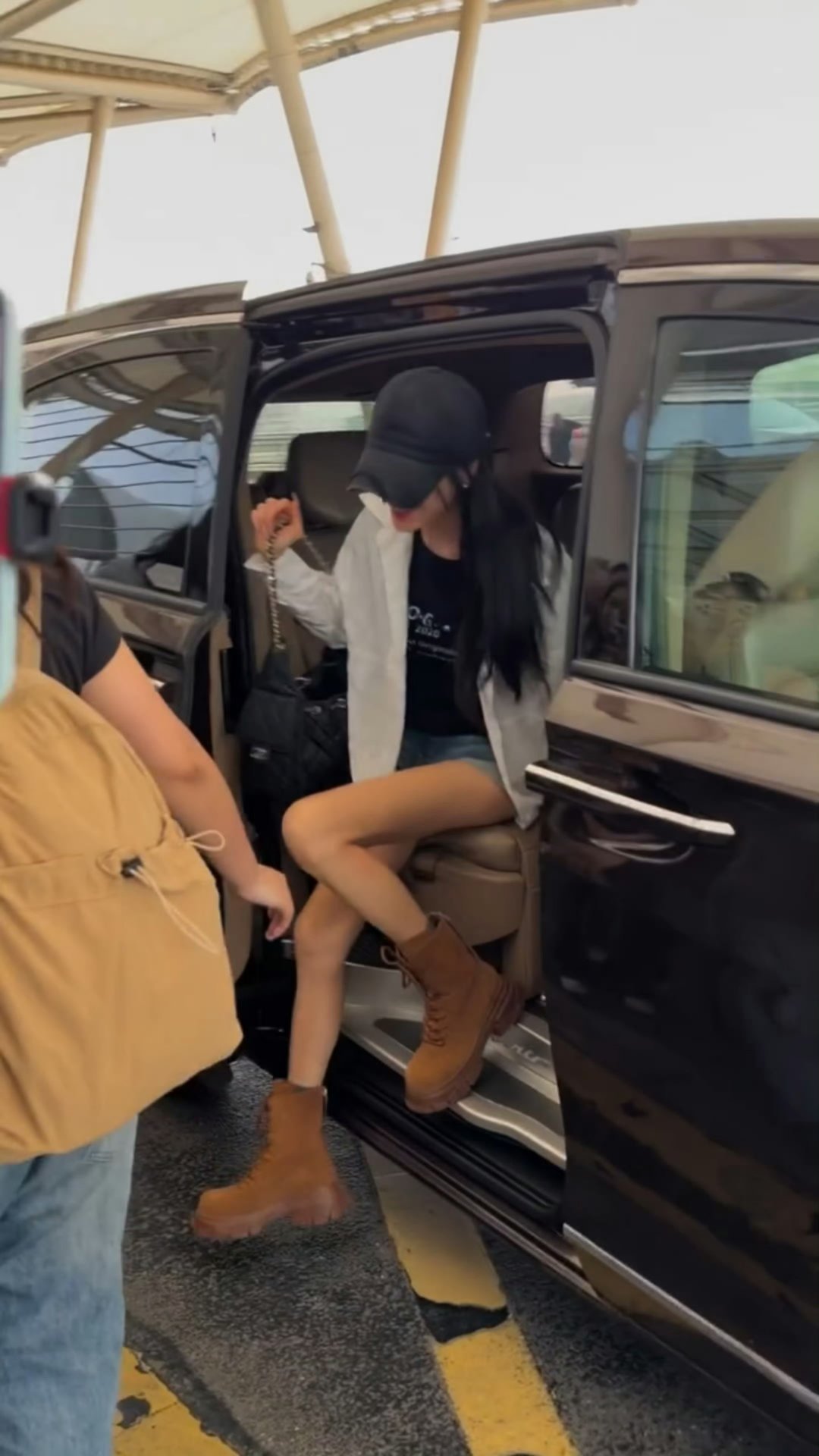 江语晨胖了12斤后的腿谁能想到舞台上唱跳不停的江语晨，私下是实打实的干饭达人。大