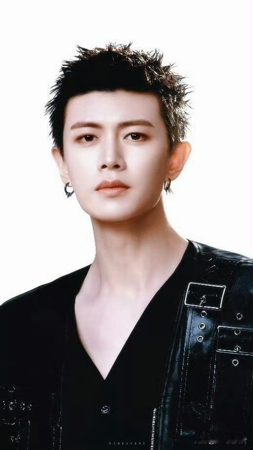 要说这个名叫任嘉伦的演员
那是真的牛啊，为什么这么说呢？
3月18号，羊城晚报刊