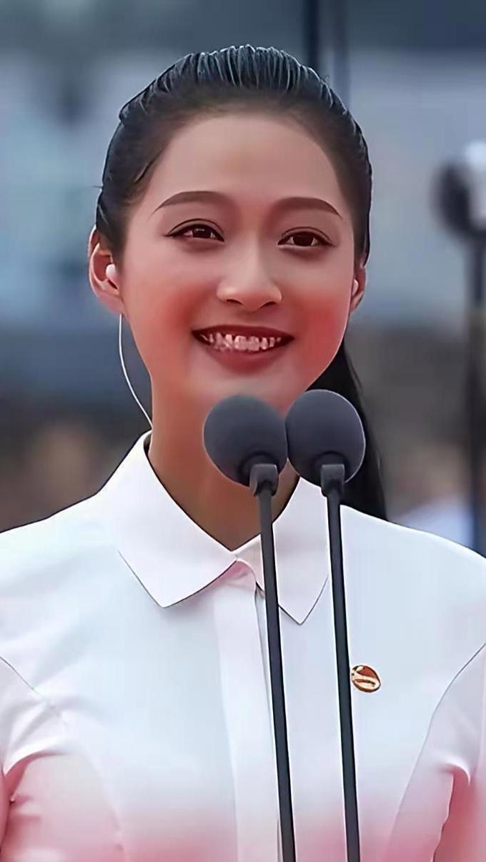 冯琳，中国内地主持人，毕业于复旦大学。曾担任北京冬奥会开幕式领诵员，凭端庄大气的