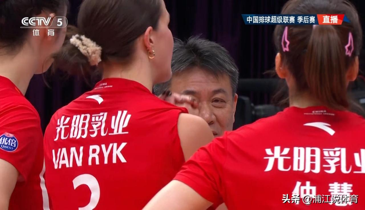 蔡斌率领上海女排3-1力克昔日东家北京女排，基本已提前晋级四强。第四局最后一分挑