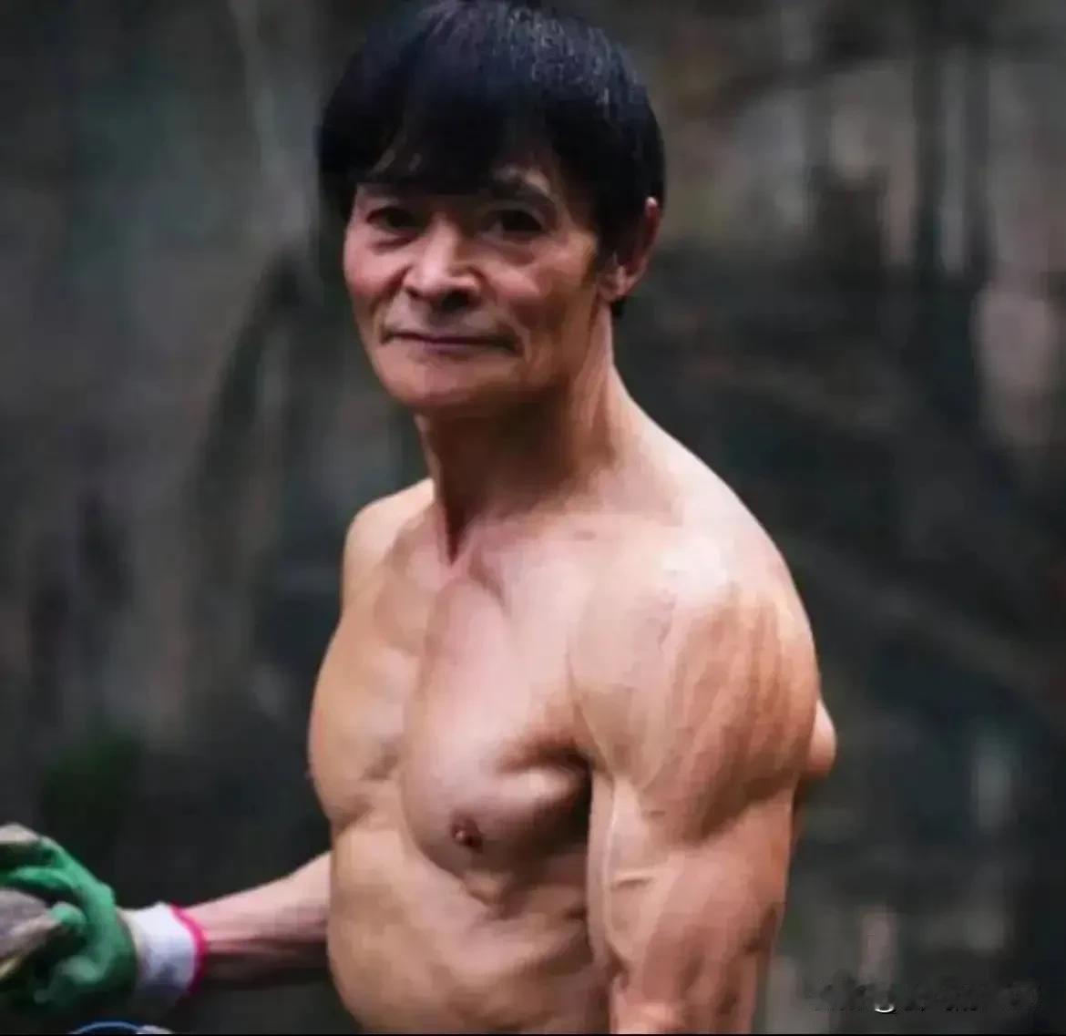 哪敢相信这是七十岁的老人！一头黑发，一身腱子肉，八块腹肌，玩起单杠双杠吊环爬竿跳