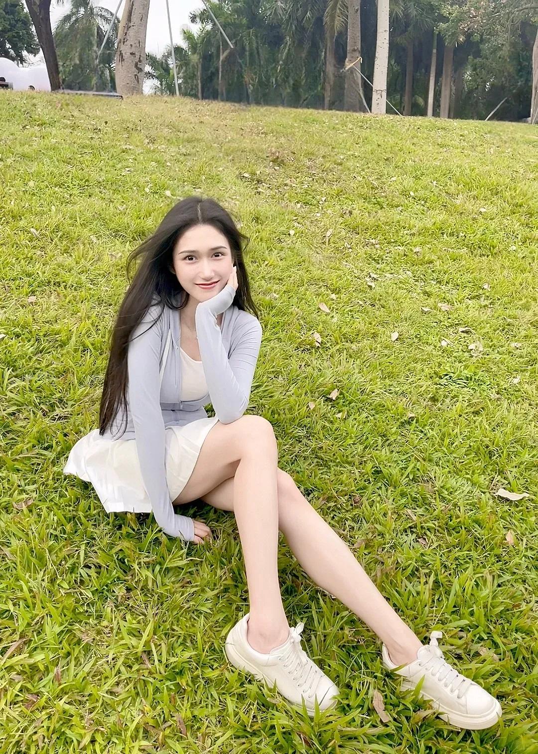 阳光下的甜美少女，草地上的温柔时光🌞💐🌿