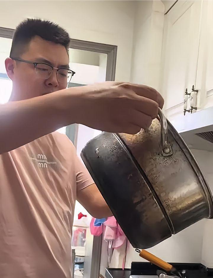 田静找出十年未清洗的锅
让郭威端着显摆！
铮亮铮亮的锅
岂止十染上十年的污垢？