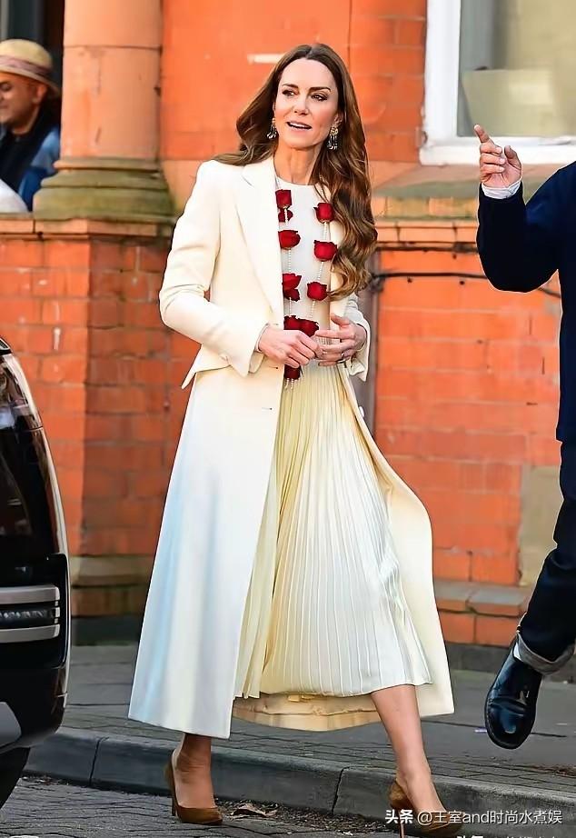 人比花娇，这一刻，被凯特王妃演绎得淋漓尽致了！
3月5日，凯特王妃在莱斯特访问一