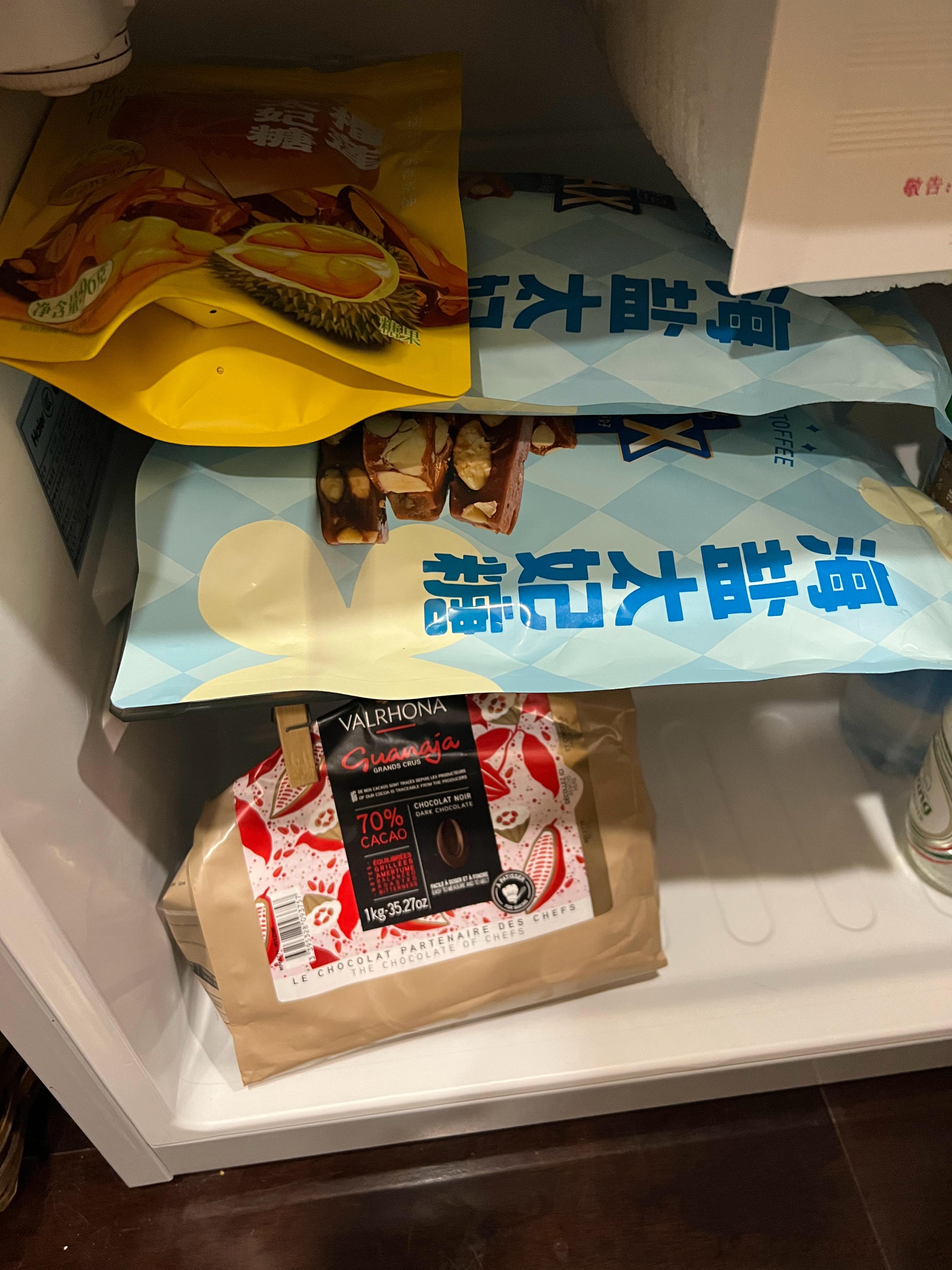 我一开冰箱，一冰箱的糖和巧克力！老铁这人是疯了吧！ ​​​