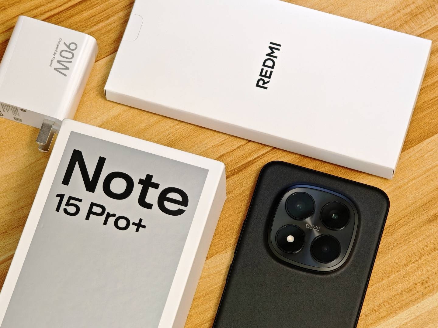 REDMI Note 15 Pro+ 采用红米首款四等深微曲屏 ，覆盖用户熟悉的
