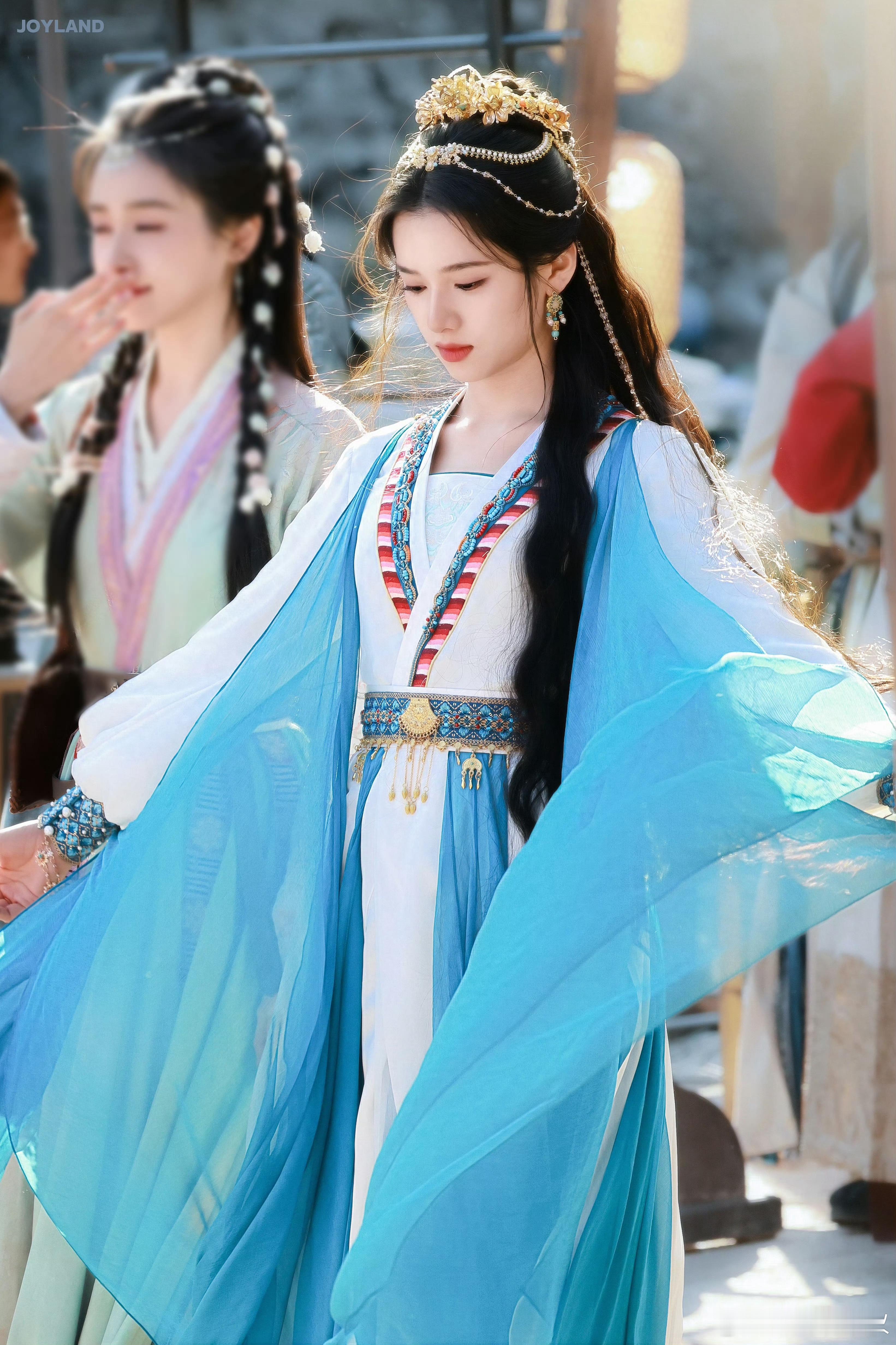 仪仪这套异域好有赵敏的感觉🥺下一秒都能脑补出来她眼神说出：“ 我偏要勉强” 