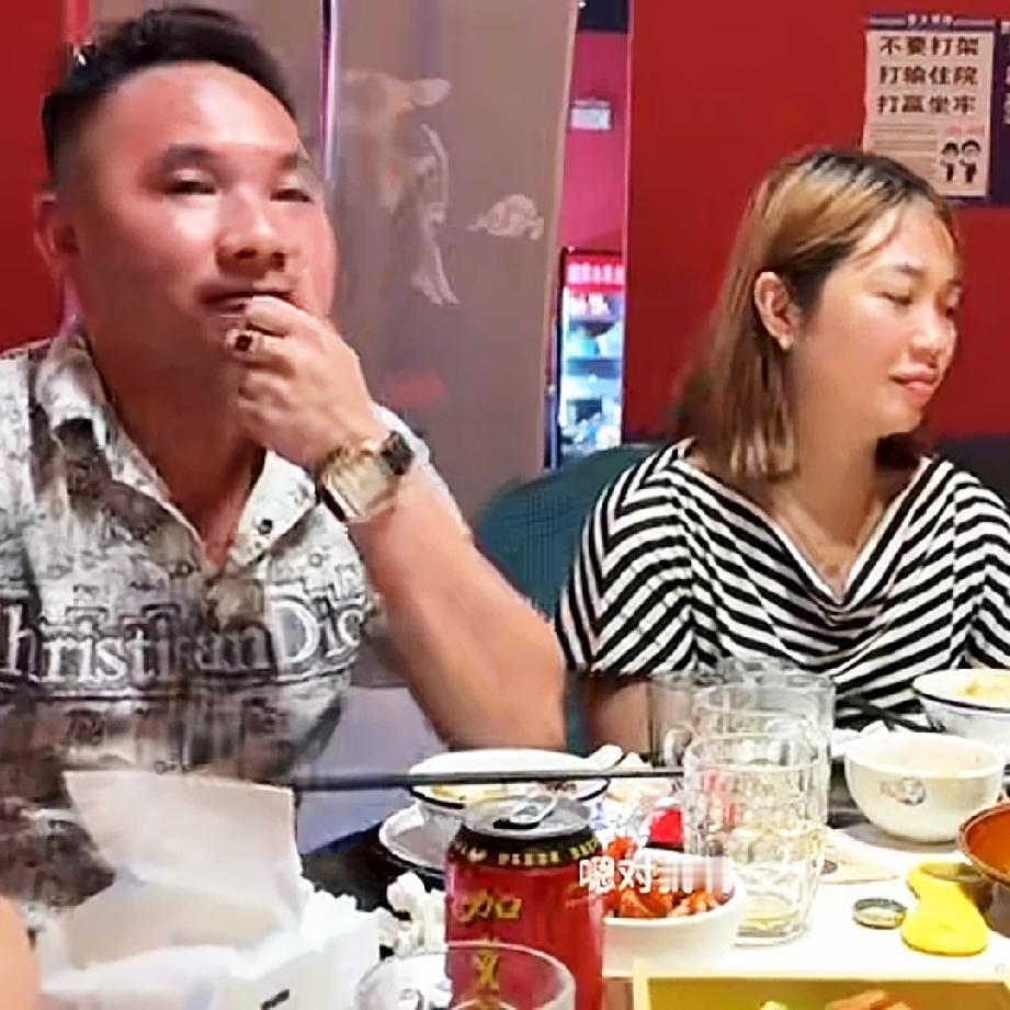 小松和秋秋在中国云南河口生宝宝，大姐夫二姐夫带着老丈人小婶从越南跨境来到了河口祝