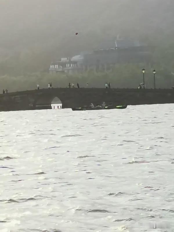 车辆冲入西湖 一男一女从水中爬出 今天刷到个特稀奇的事儿，有辆车直接冲进西湖了。