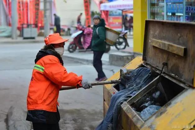 “真是活该发财！”广东一位71岁的环卫老大爷，跟老母亲相依为命，因为母亲就爱吃烧