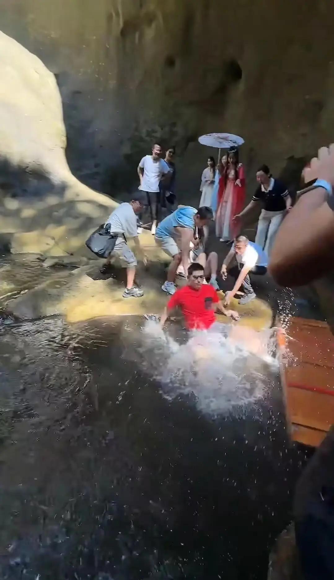 他站那儿拍广告，后头人一退，脚没踩稳，腿一蹬，冠军直接进水里了。
不是故意的，监