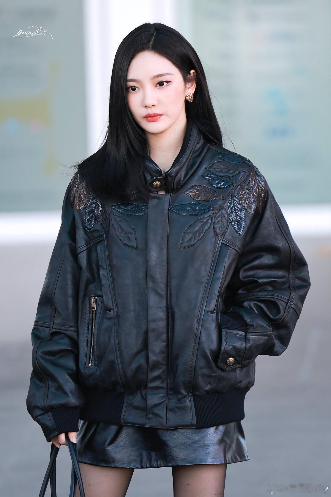 宁艺卓首尔机场出发米兰，亮相GUCCI 2026秋冬米兰时装周，受邀见证Demn