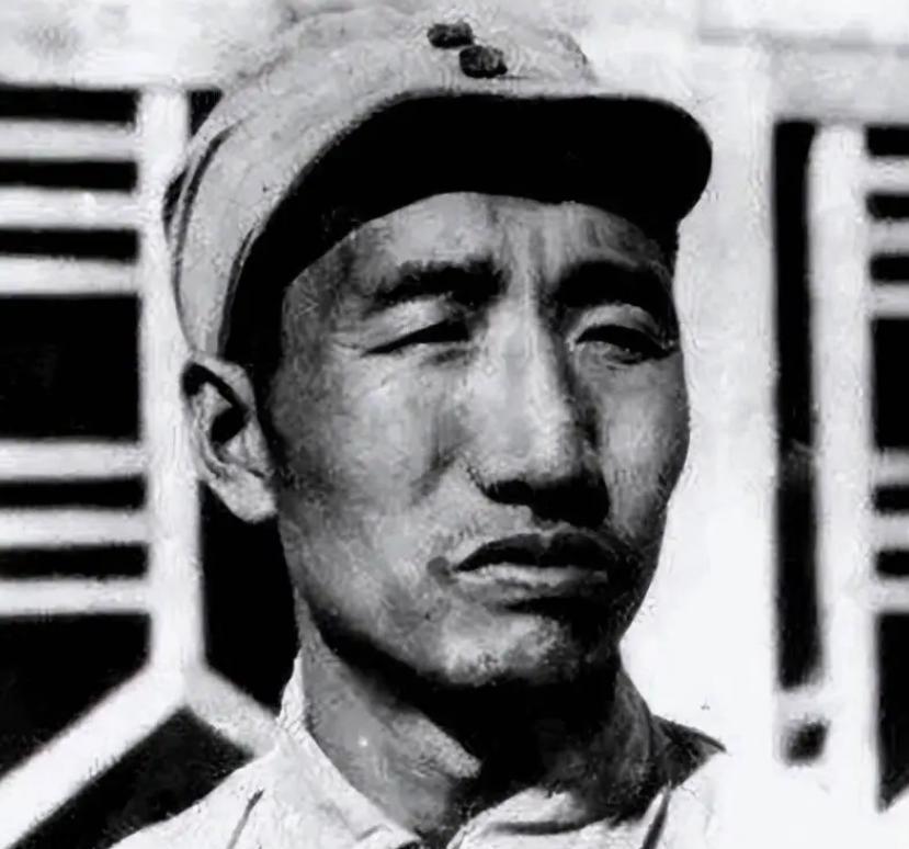 1938年抗战时，陈赓部正伏敌，敌骑兵却突然在侧后出现。陈不安的连打两个电话给徐