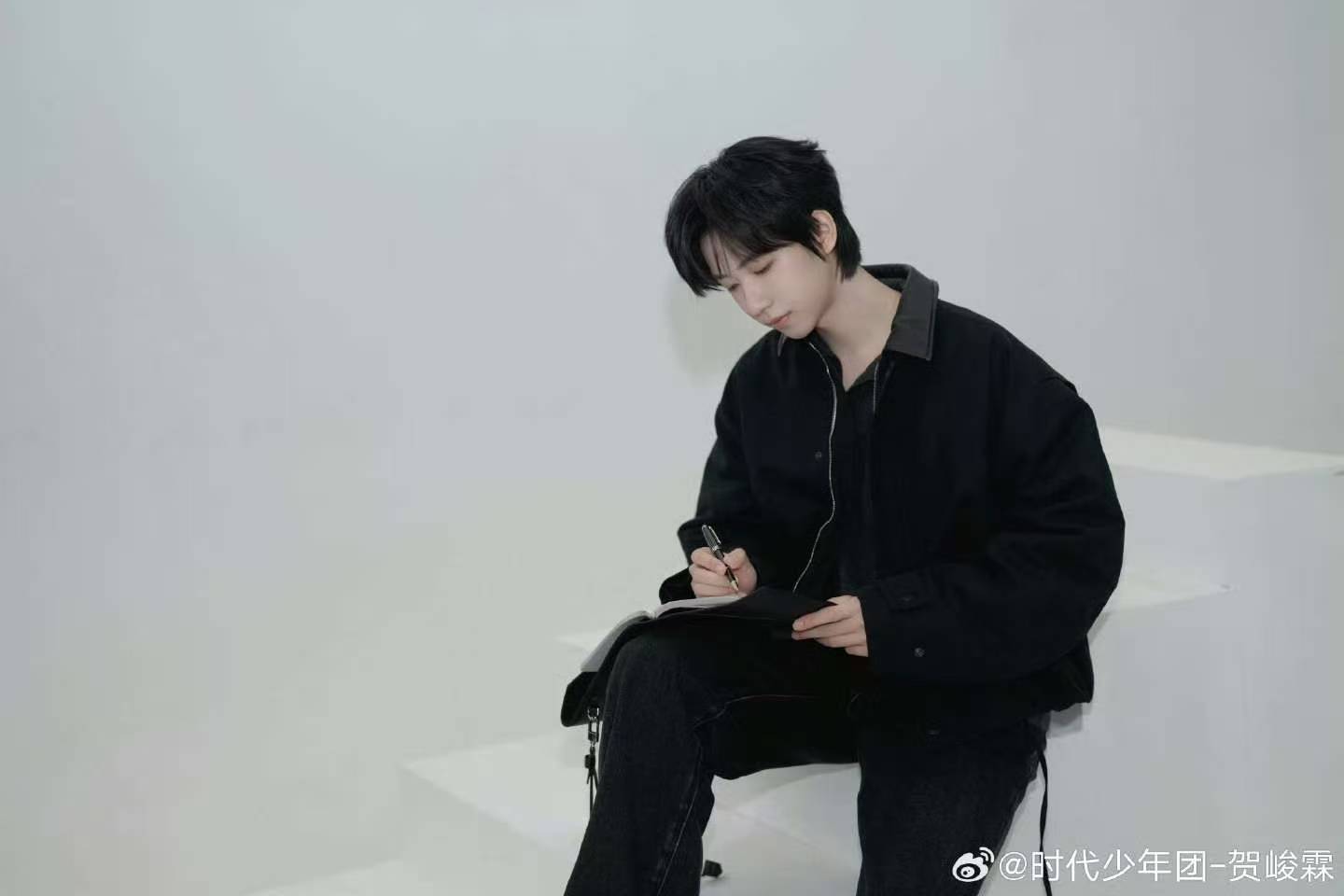 贺峻霖allblack六宫格贺峻霖今天我盯片 帅帅帅！ 