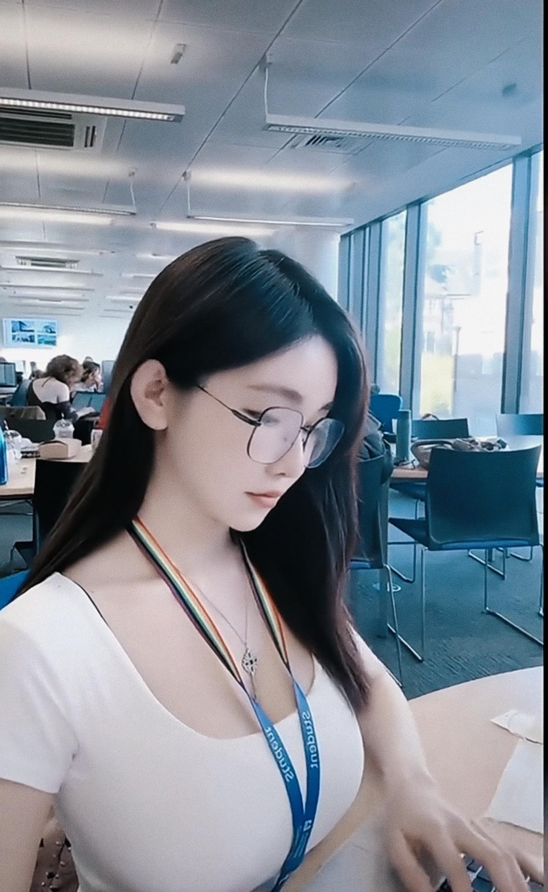 晒图笔记大赛这穿衣打扮哪是来上班的，很明显是奔着老板来的！