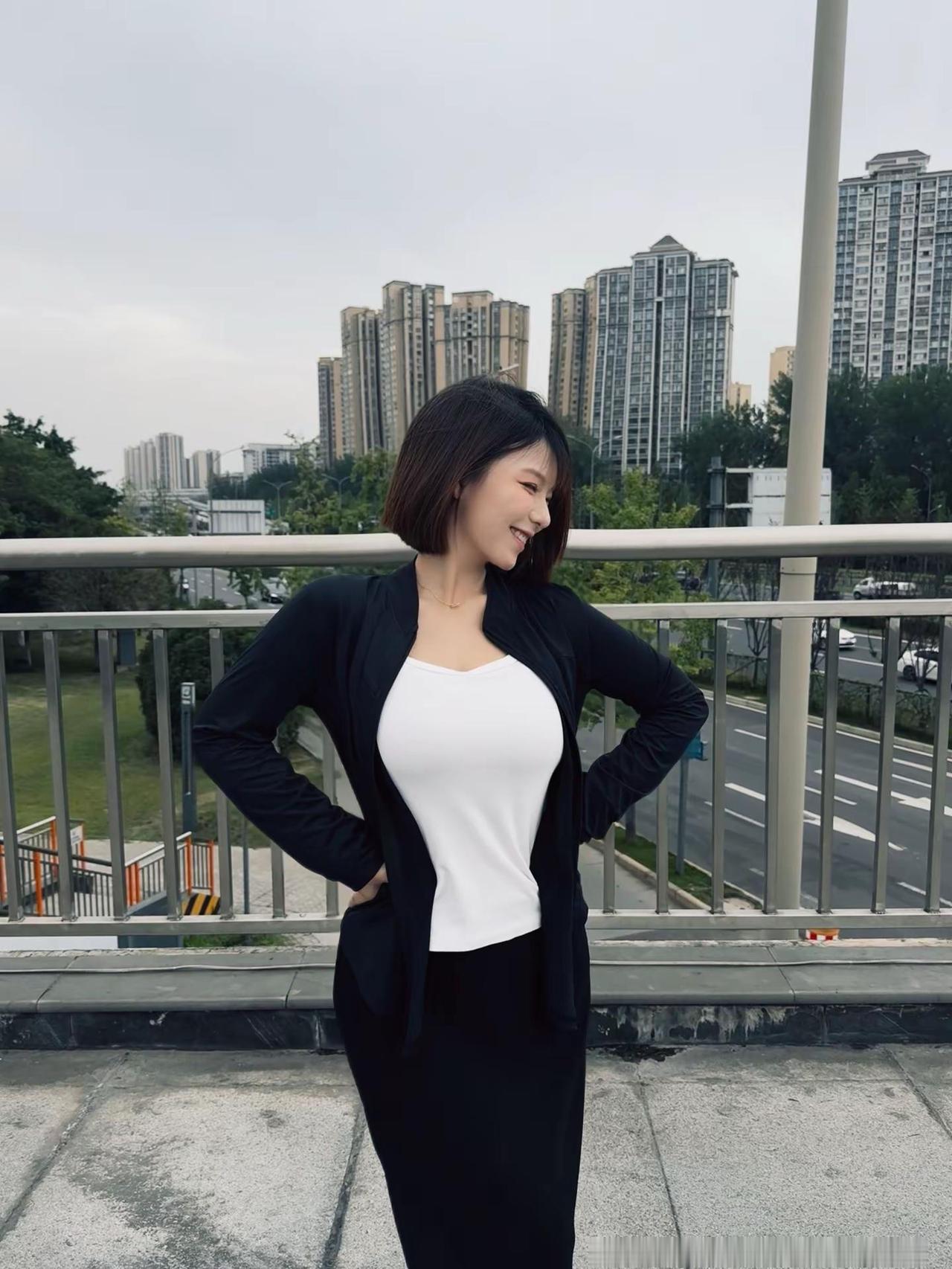 你的一厢情愿也要我负责吗。姐系穿搭 知性轻熟风 日常街拍ootd 小个子穿搭