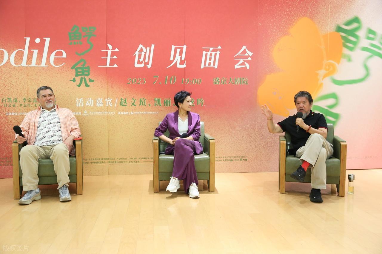 最近张凯丽和赵文瑄在沈阳出席活动，两位看起来都很有范儿，气质也都不错。

张凯丽