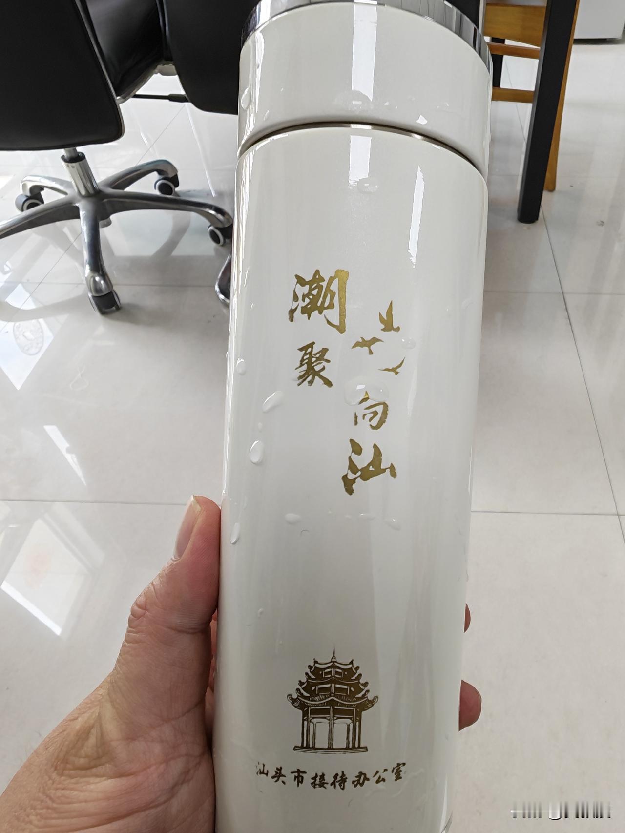 汕头市送给我的水杯
就是《给阿嬷的情书》
真实说明
““三江出海，一纸还乡”
侨