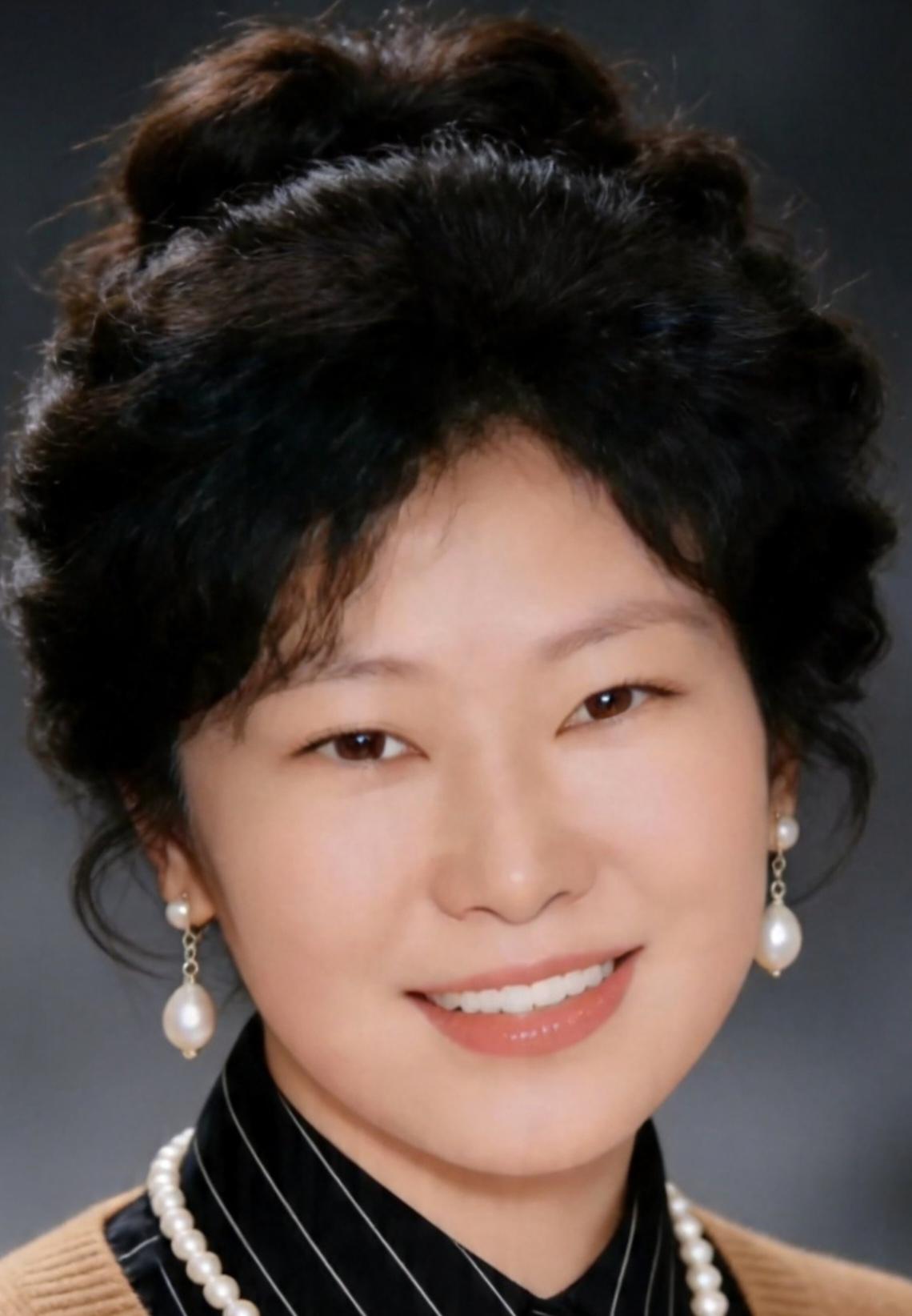 优雅气质，珍珠耳环，微笑动人！