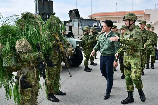 【日本在距台湾110公里部署导弹，小泉计赚高市早苗，其居心何在？】在中日关系正因