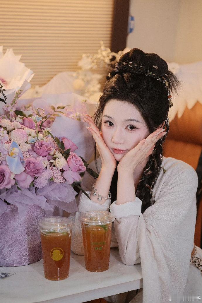 岳雨婷张晋宜拼豆界卧龙凤雏真的很难拒绝这两个美女姐姐了，拼个豆都能够直接给我们上